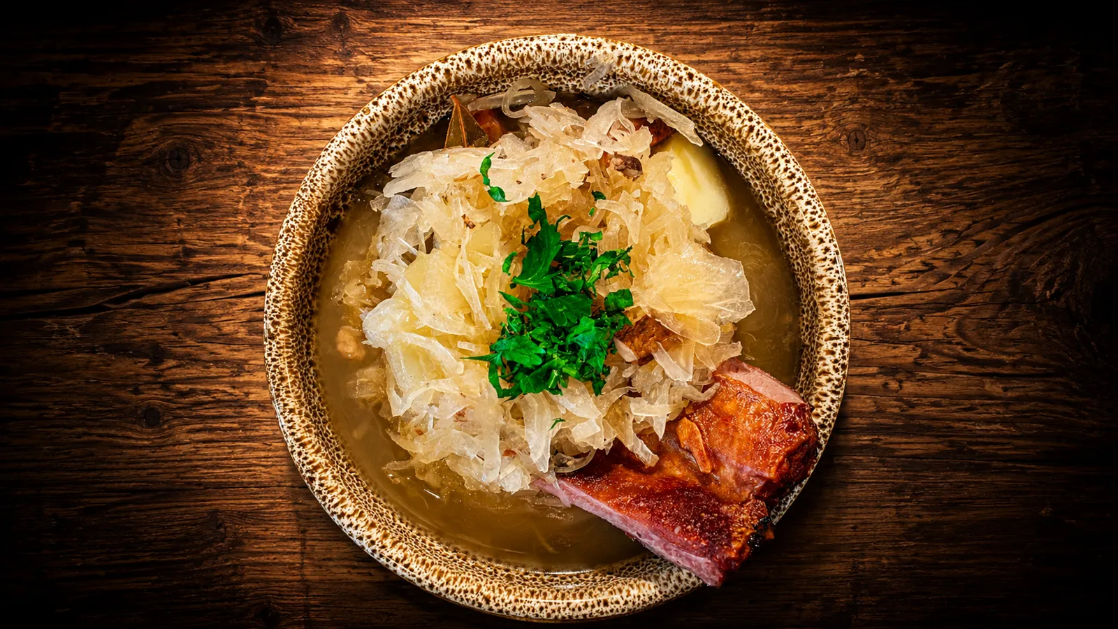 Kwaśnica na wędzonym żeberku w glinianej misie, danie z karczmy u Wnuka w Zakopanem