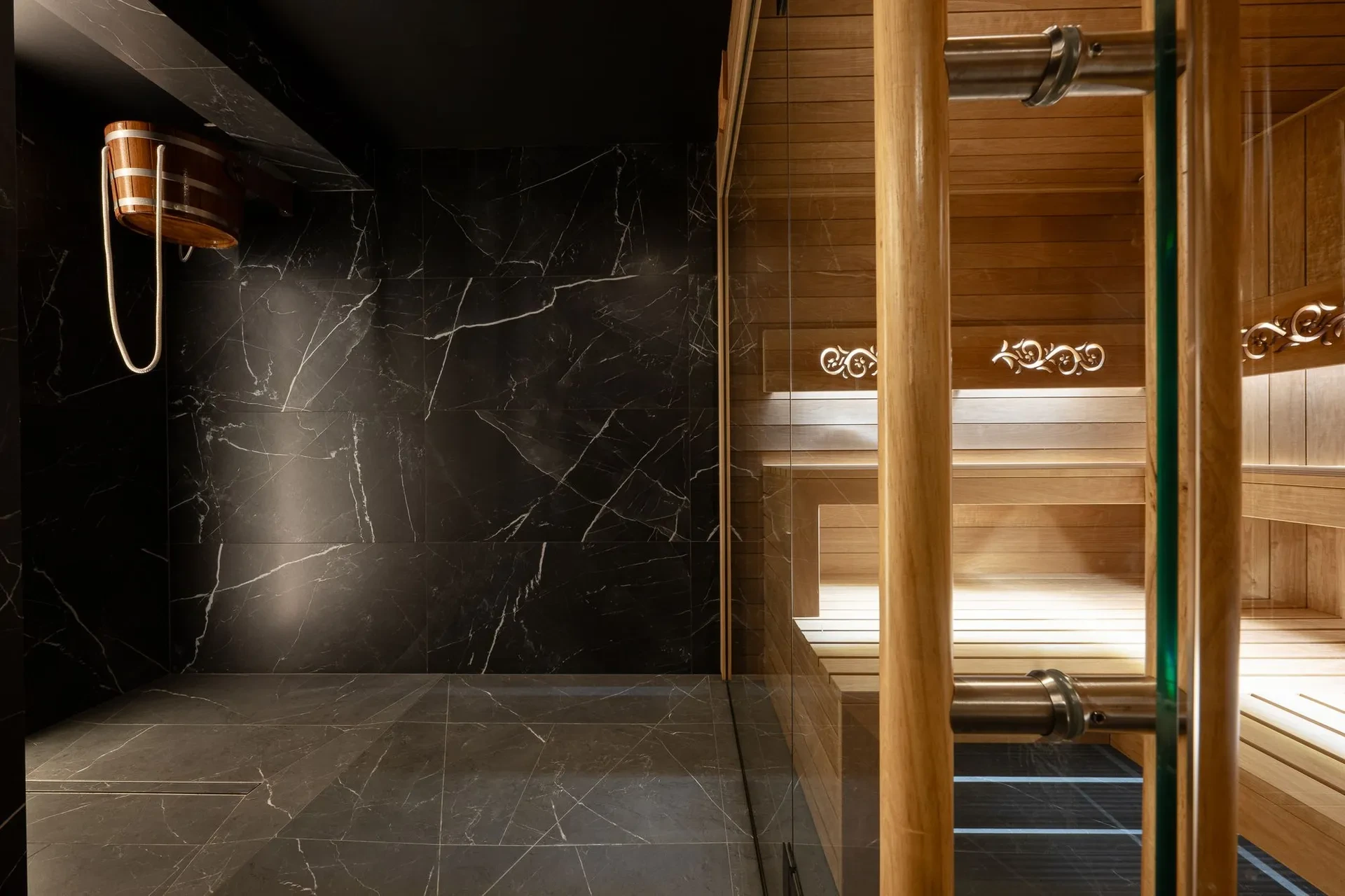 Jacuzzi s výhľadom na saunu