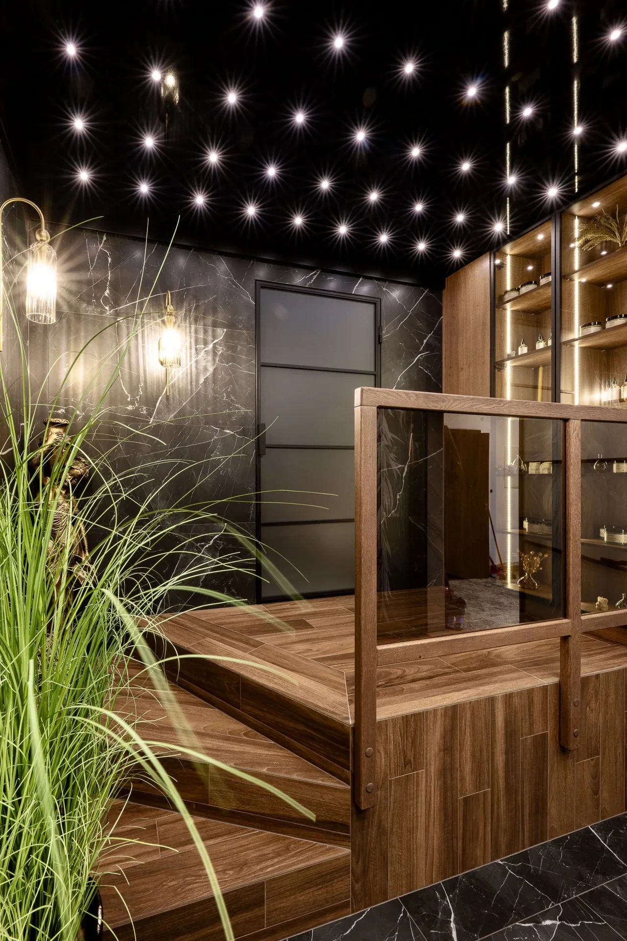 Interiér SPA, svetelný strop a mramor