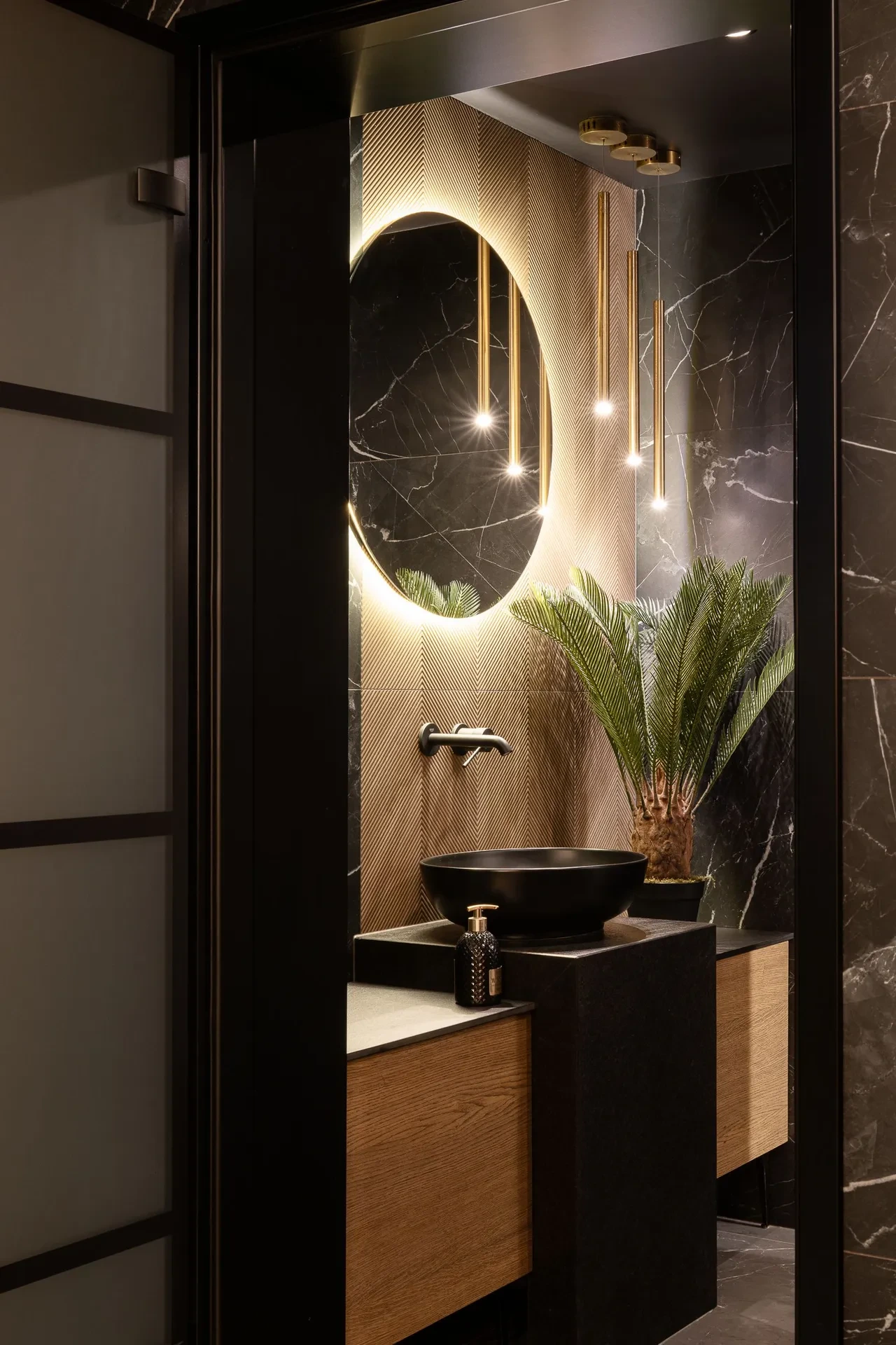 Kúpeľňa SPA, mramor a mosadz