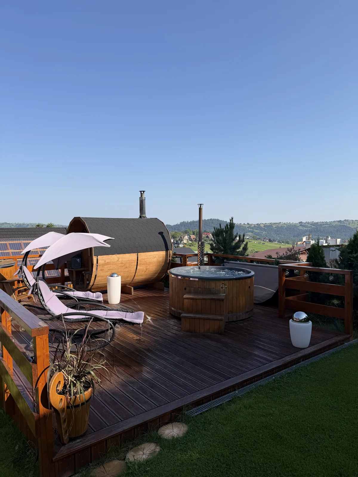Ležadlá a slnečník na terase vonkajšej SPA zóny
