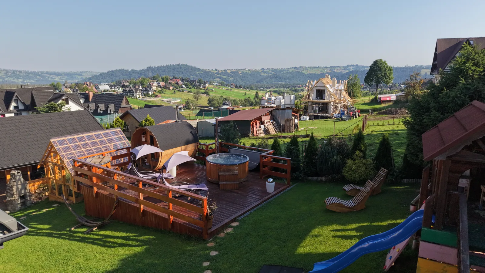 Záhrada a vonkajšia SPA zóna z vtáčej perspektívy