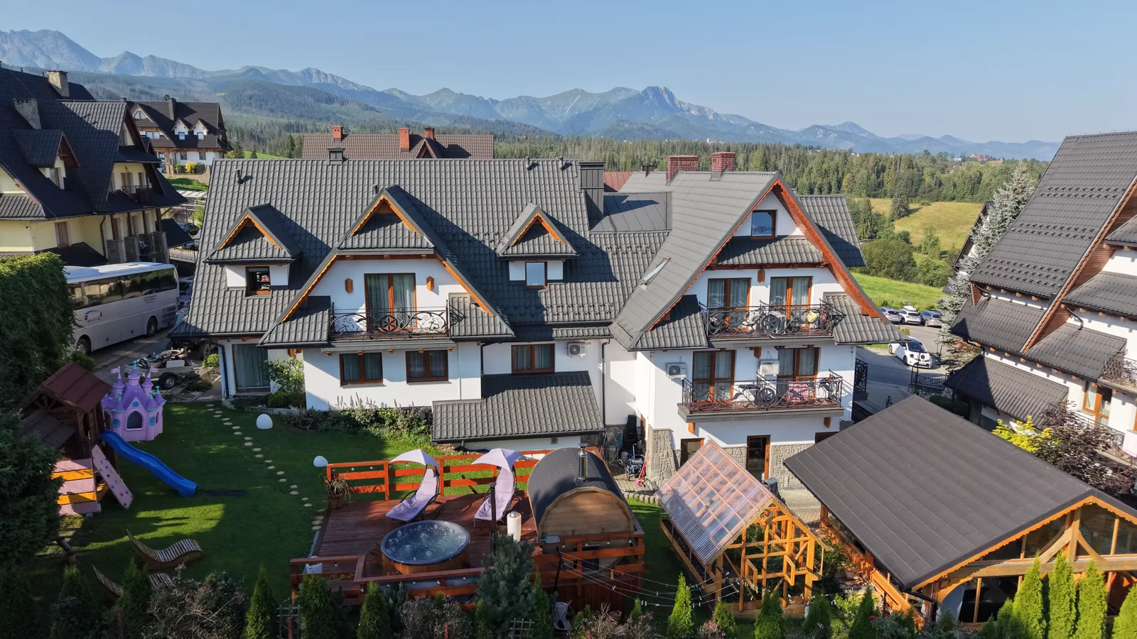 Willa Tatrzańska z vtáčej perspektívy, v pozadí panoráma Tatier
